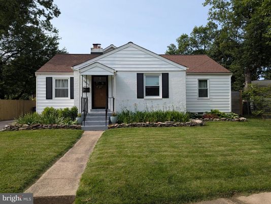 Exterior, Facade, Ranch