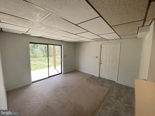 Empty room, Interior
