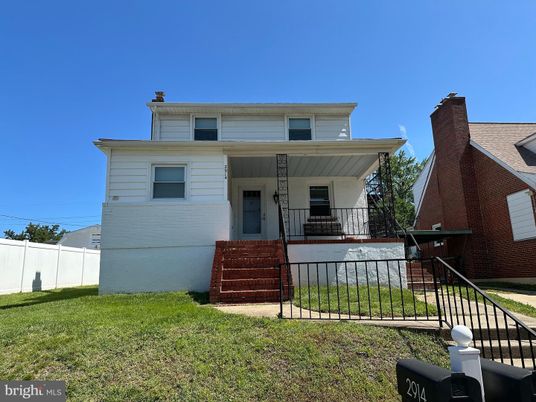 Exterior, Facade, American Foursquare