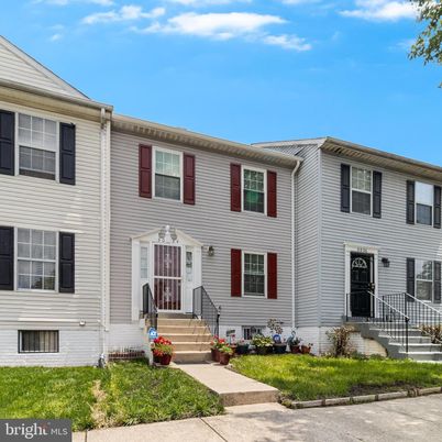 Exterior, Facade, Rowhouse