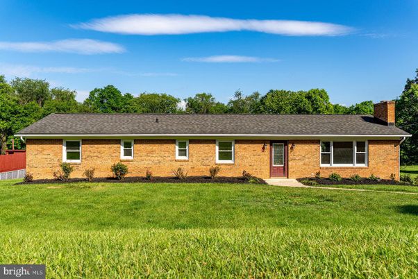 Exterior, Facade, Brick Facade, Ranch