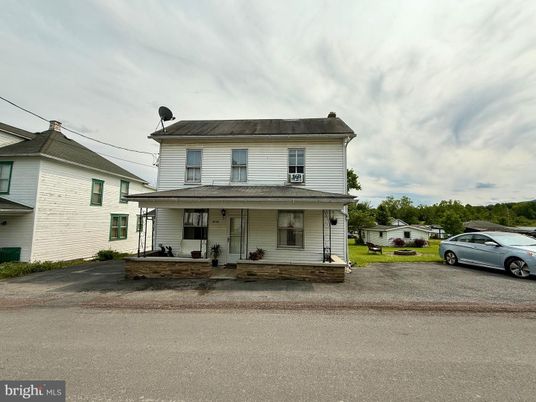 Exterior, Facade, American Foursquare