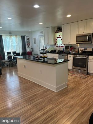 Dining room, Interior, Kitchen, Recessed Lighting, Wood Texture Flooring