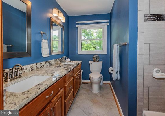 Bathroom, Dual Sink Vanities, Interior
