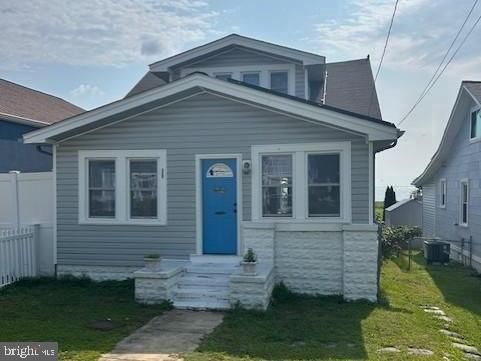 Exterior, Facade, American Foursquare