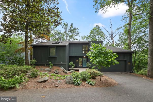Attached, Exterior, Facade, Raised Ranch