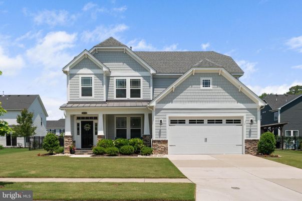 Attached, Exterior, Facade, American Craftsman