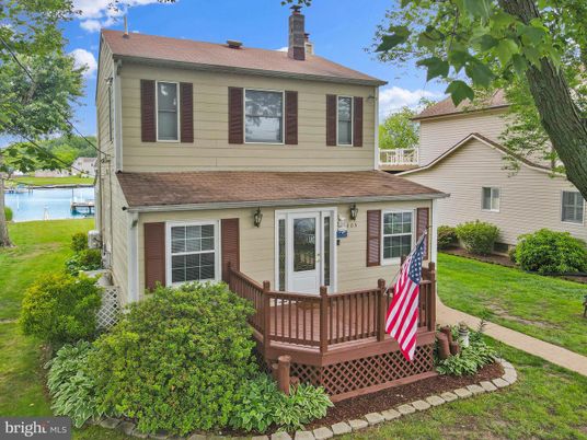 Exterior, Facade, American Foursquare