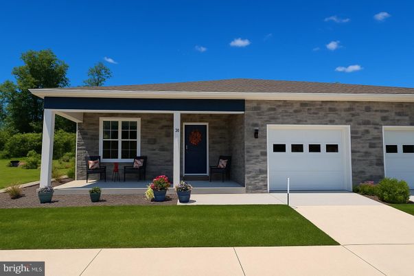 Attached, Exterior, Facade, Ranch