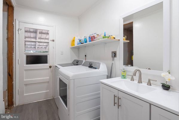 Interior, Recessed Lighting, Washer, Wood Texture Flooring