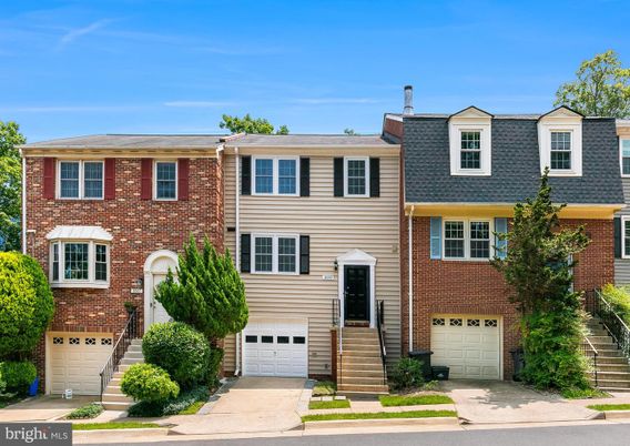 Attached, Exterior, Facade, Brick Facade, Georgian
