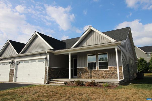 Attached, Exterior, Facade, Farmhouse