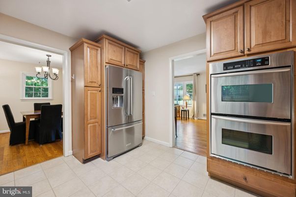 Chandelier, Dining room, Interior, Kitchen, Stainless Steel Appliances, Wood Texture Flooring