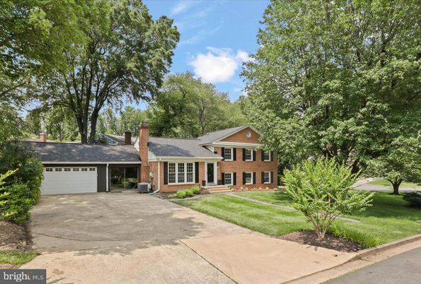Attached, Exterior, Facade, Brick Facade, Georgian