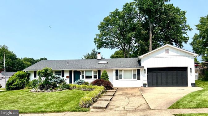 Attached, Exterior, Facade, Ranch