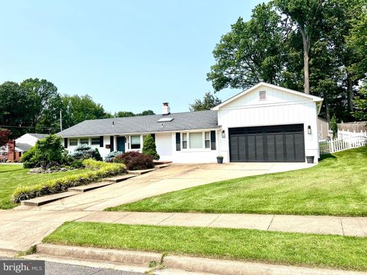 Attached, Exterior, Facade, Ranch