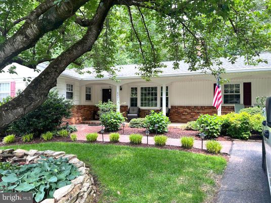 Exterior, Facade, Brick Facade, Ranch