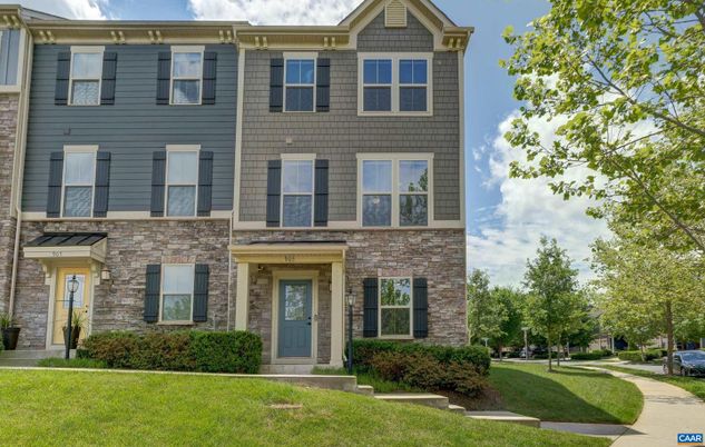 Exterior, Facade, Brick Facade, Rowhouse