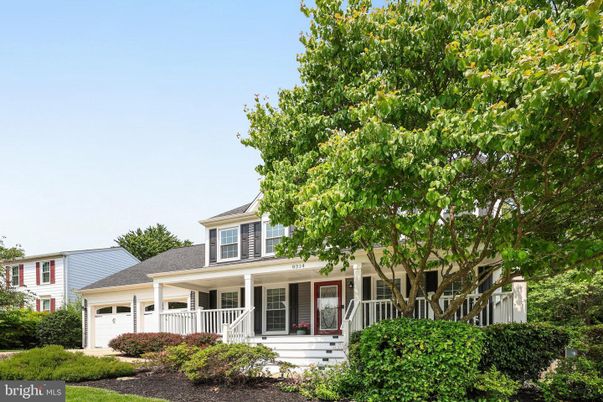 Attached, Exterior, Facade, Cape Cod