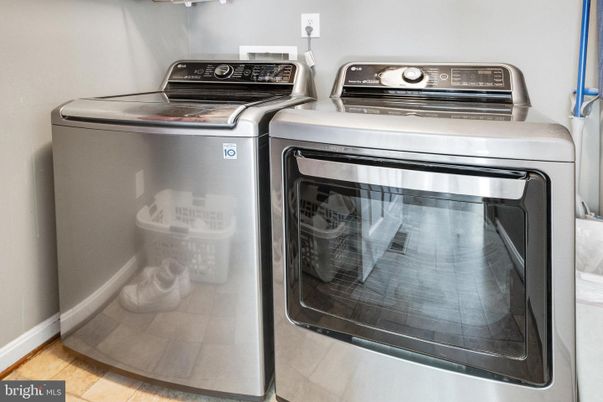 Interior, Washer, Wood Texture Flooring