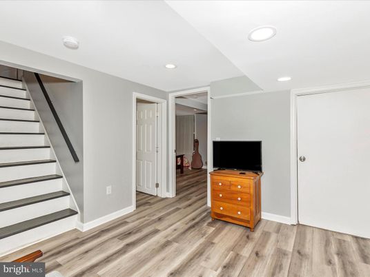 Interior, Recessed Lighting, Wood Texture Flooring
