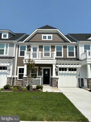 Attached, Exterior, Facade, Rowhouse