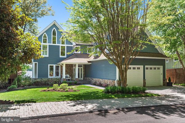 Attached, Exterior, Facade, Queen Anne Victorian