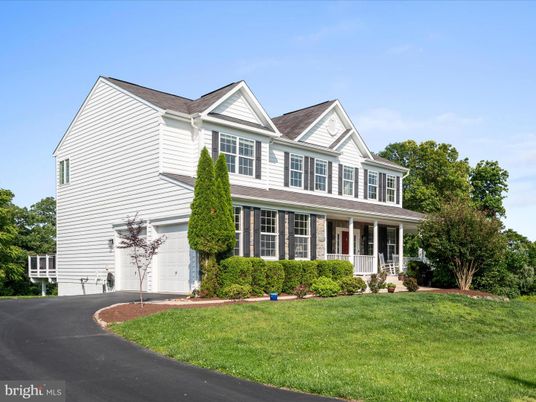 Attached, Exterior, Facade, Farmhouse