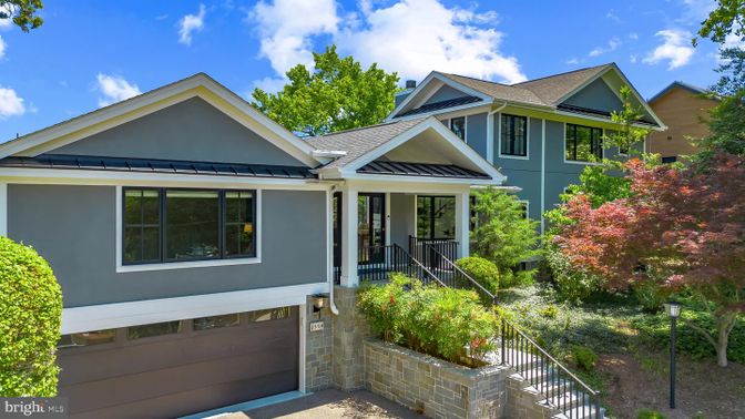 Attached, Exterior, Facade, American Craftsman