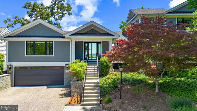 Attached, Exterior, Facade, American Craftsman