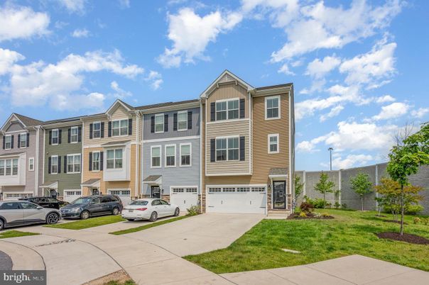 Attached, Exterior, Facade, Rowhouse