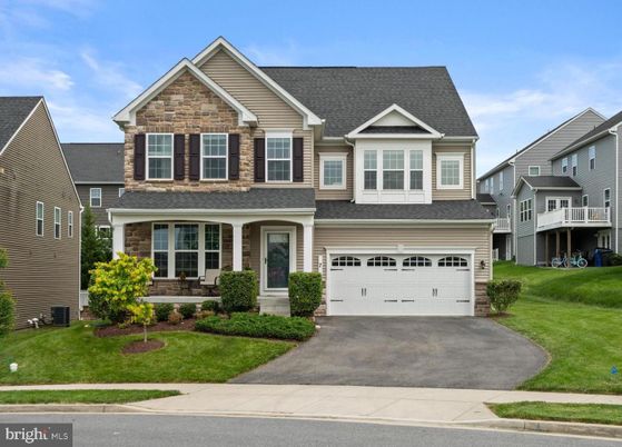 Attached, Exterior, Facade, American Craftsman