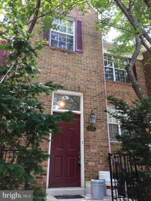 Exterior, Facade, Brick Facade, Rowhouse