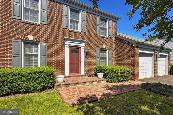 Attached, Exterior, Facade, Brick Facade, Georgian