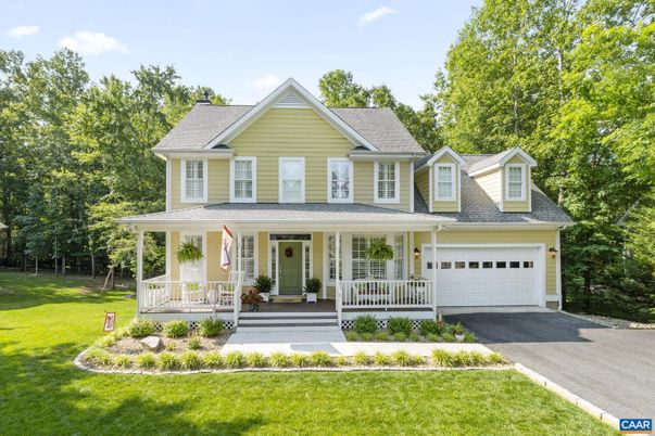 Attached, Exterior, Facade, Farmhouse