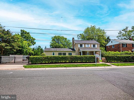 Exterior, Facade, Raised Ranch