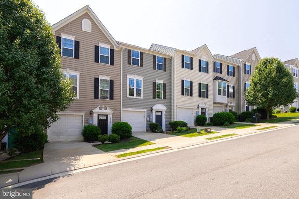 Attached, Exterior, Facade, Rowhouse