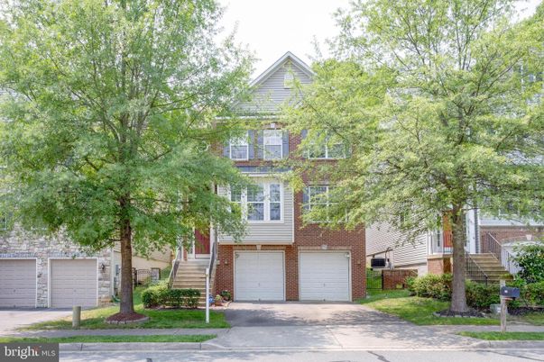 Attached, Exterior, Facade, Brick Facade, Queen Anne Victorian