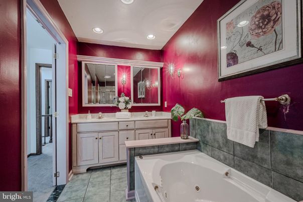 Bathroom, Dual Sink Vanities, Interior, Recessed Lighting