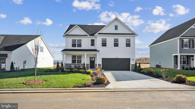 Attached, Exterior, Facade, Farmhouse