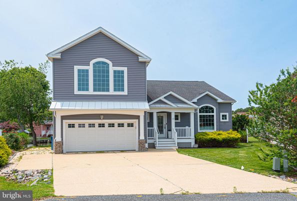 Attached, Exterior, Facade, American Craftsman