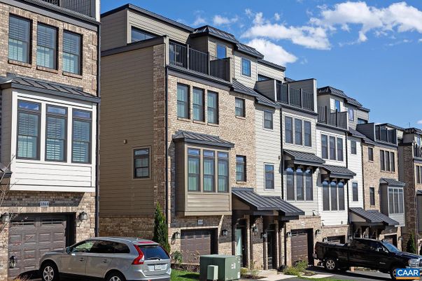 Attached, Exterior, Facade, Rowhouse