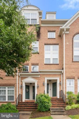 Exterior, Facade, Brick Facade, Rowhouse