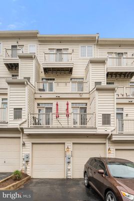 Attached, Exterior, Facade, Rowhouse