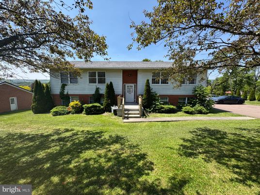 Exterior, Facade, Brick Facade, Raised Ranch