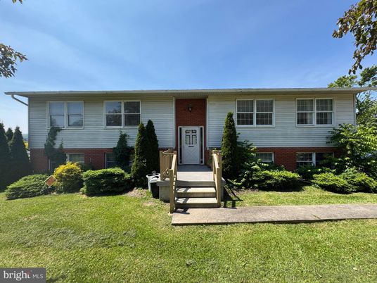 Exterior, Facade, Brick Facade, Raised Ranch