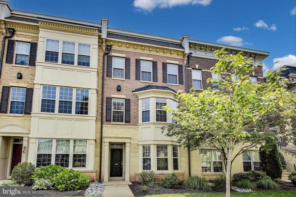 Exterior, Facade, Brick Facade, Rowhouse