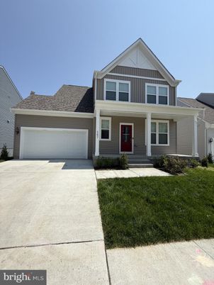Attached, Exterior, Facade, American Craftsman