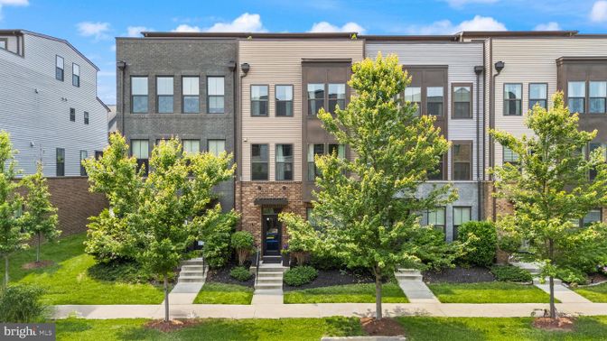 Exterior, Facade, Brick Facade, Rowhouse