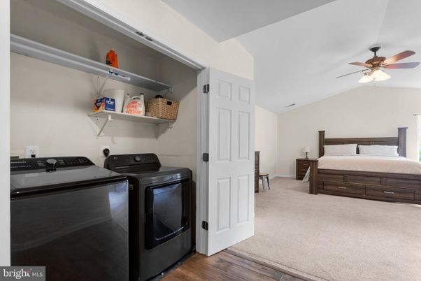 Bedroom, Interior, Washer, Wood Texture Flooring